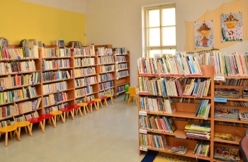 Oddělení pro děti a mládež - interiér knihovny